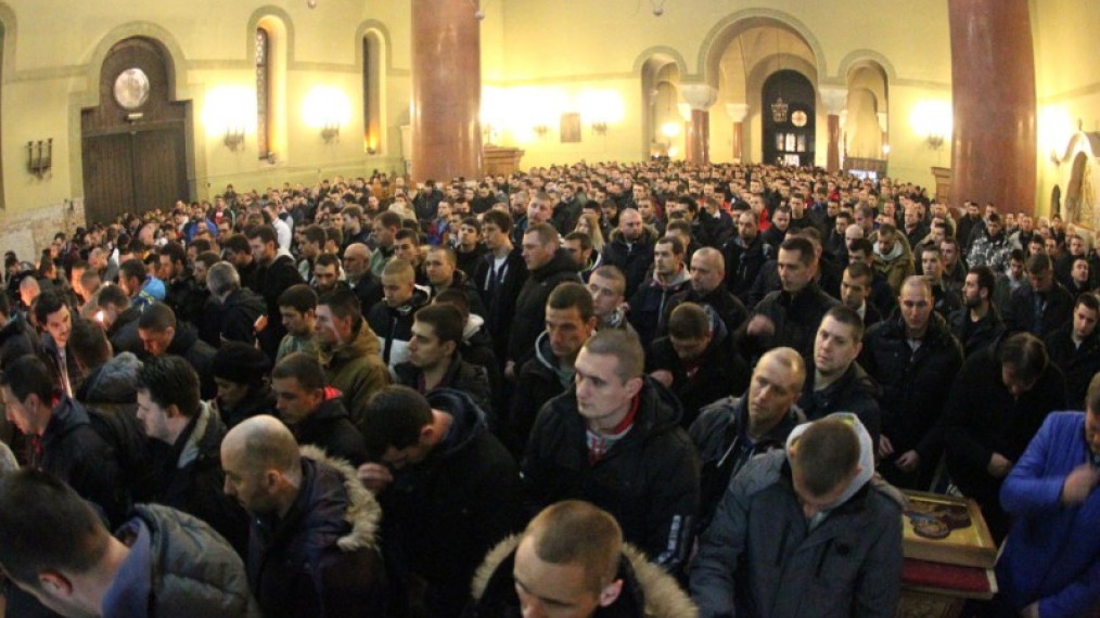 Више од хиљаду људи одаје пошту убијеном навијачу Звезде