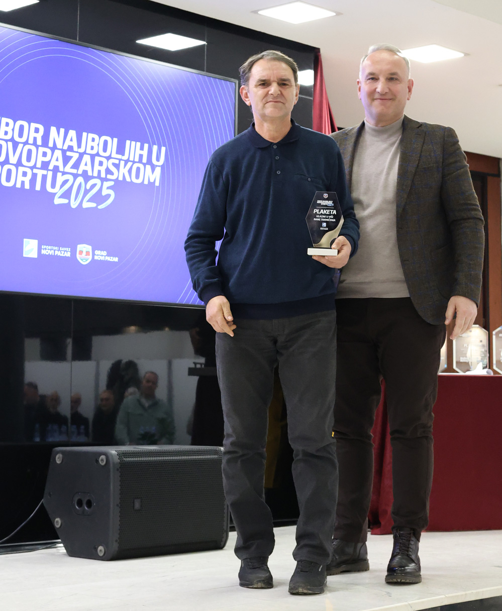 Kadetska-ekipa-FK-Novi-Pazar-takode-nagrada-za-plasman-u-visi-rang-i-Alma-Sarenkapic.jpg
